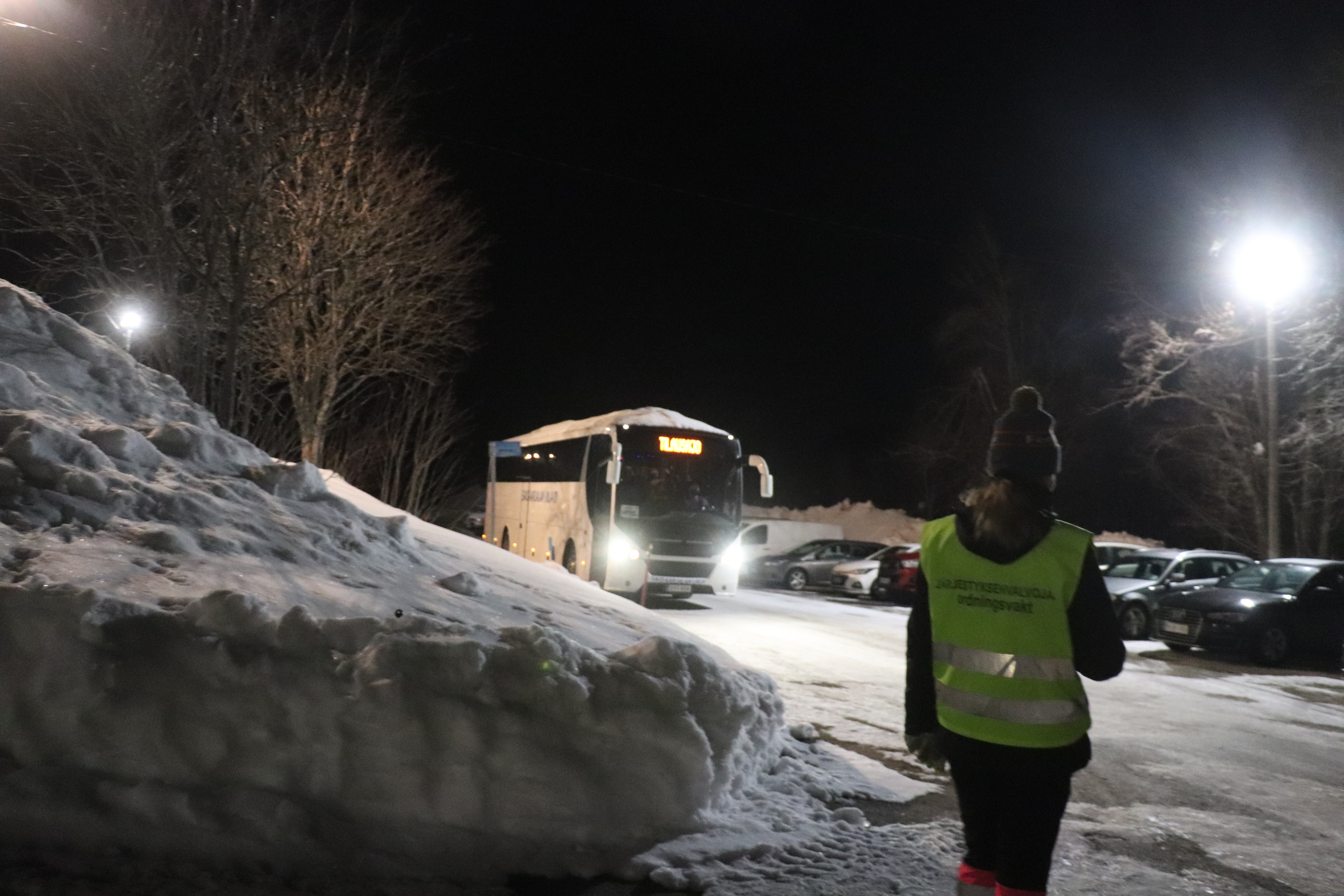 Pääsiäisenä kahtena iltana linja-autolla Kajaanista ja lankalauantaina  Kuhmosta