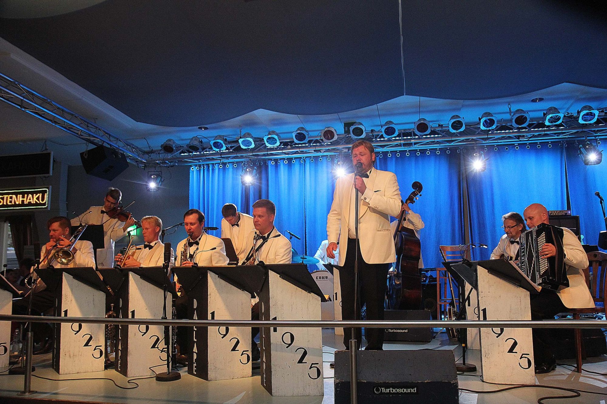 Ploki: Tanssilavan luona: Dallapén juhlatanssit Naapurinvaaralla