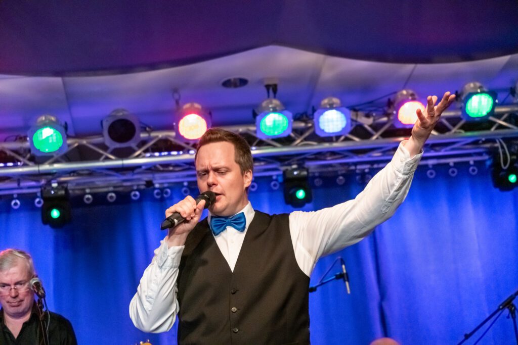 Tango kuninkaaliset Naapurivaaran huvikeskuksessa