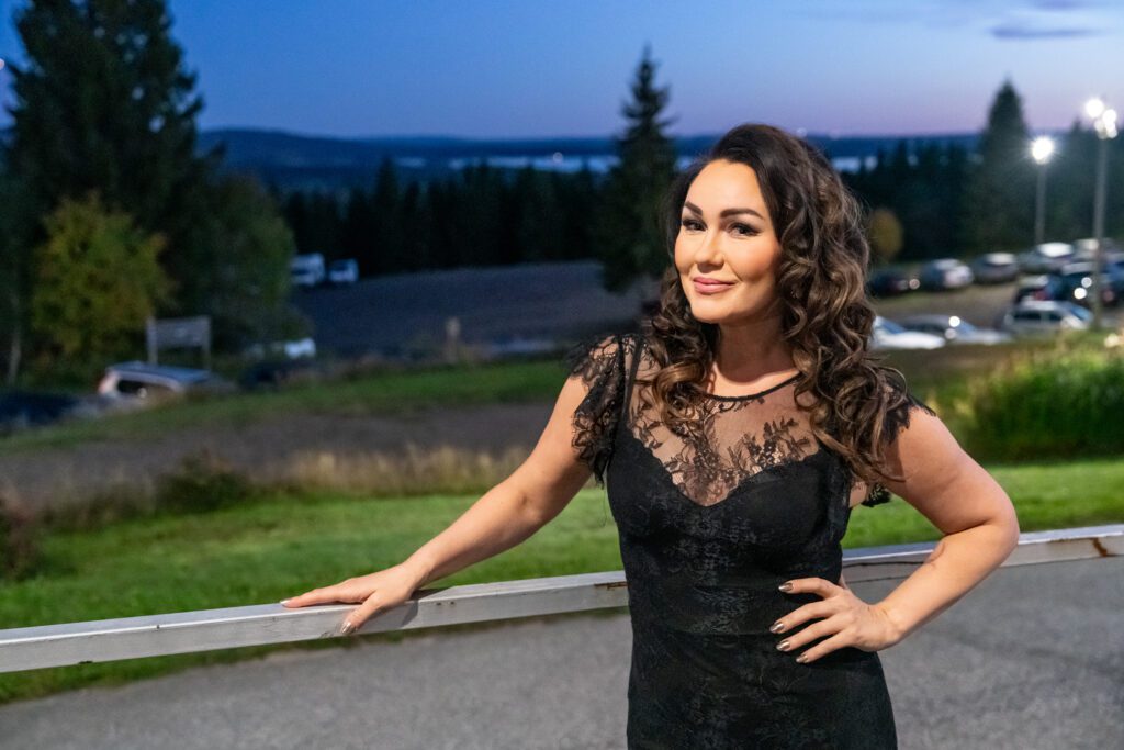 Napiksen kesäkauden päätöstanssit Yle 100 vuotta kiertueen täydentäen illan ohjelmaa.