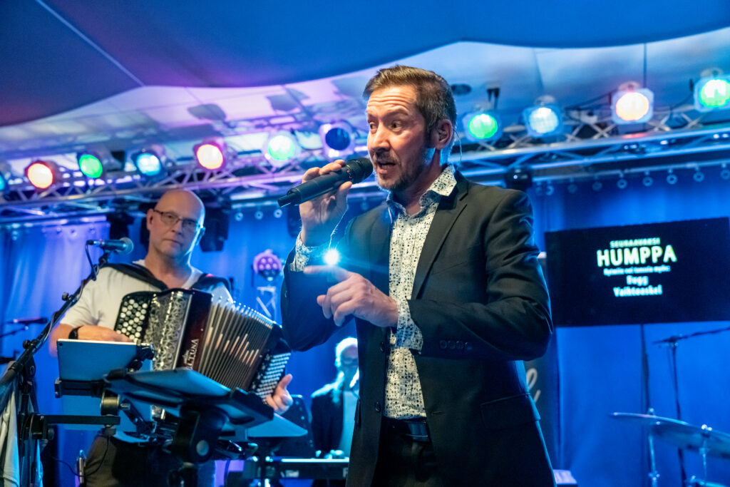 Napiksen kesäkauden päätöstanssit Yle 100 vuotta kiertueen täydentäen illan ohjelmaa.