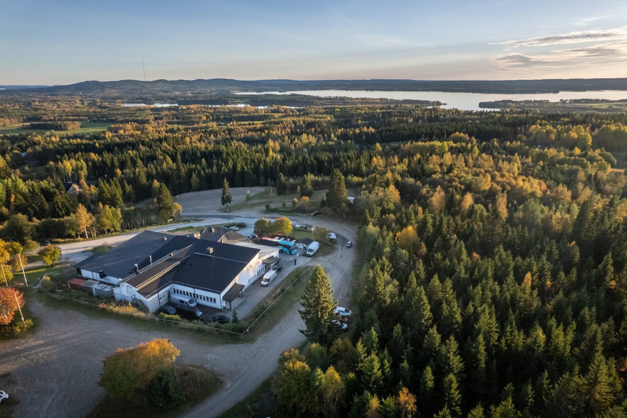 Napiksen kesäkauden päätöstanssit Yle 100 vuotta kiertueen täydentäen illan ohjelmaa.