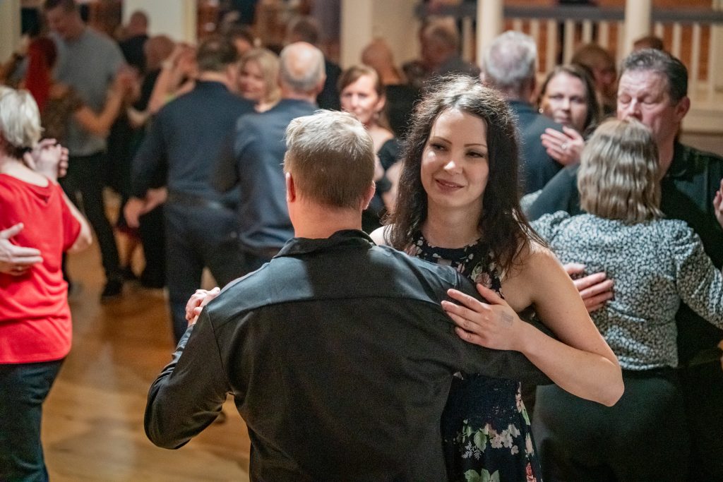 Pääsiäisen ajan Kainuun tanssikrnevaalien toisen illan tanssit joissa suurta yleisiöä viihdytti Keiski& Eno sekä Kyösti Mäkimattila 4.4.2026 Naapurinvaaran huvikeskuksessa.