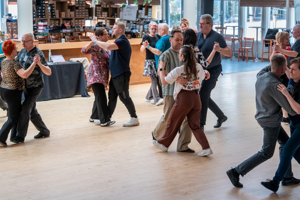 Kainuun tanssikarnevaalin päiväohjelman tanssikursseja Naapurinvaaran koululla sekä Huvikeskuksella 4.4.2026