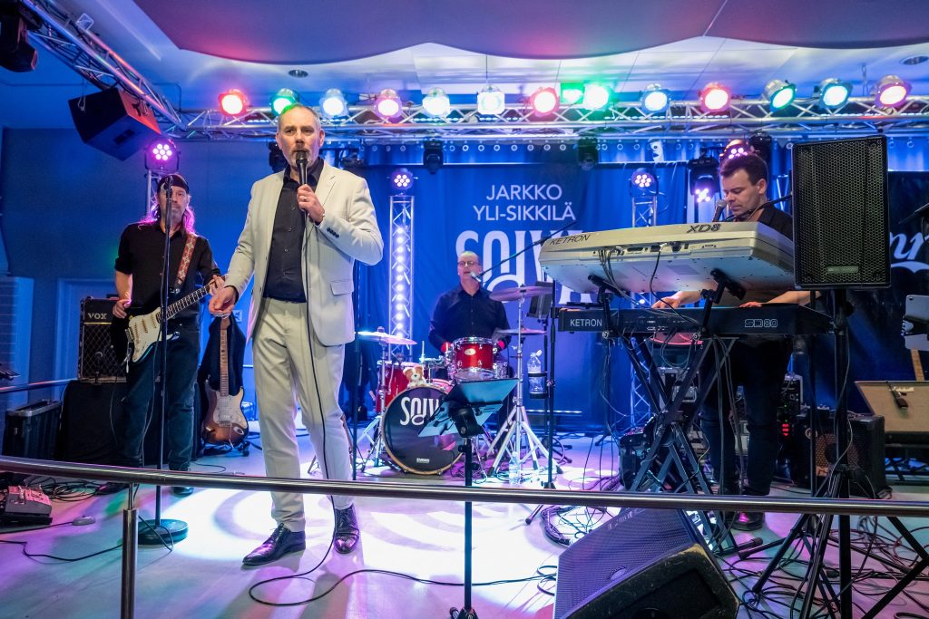 Kainuun tanssikarnevaalin ensinmäinen päivä pitkäperjantaina käynnissä Jarkko Ylisikkilän & Soiva orkesterin sekä Henri Jokisen & Desirén tahtiin