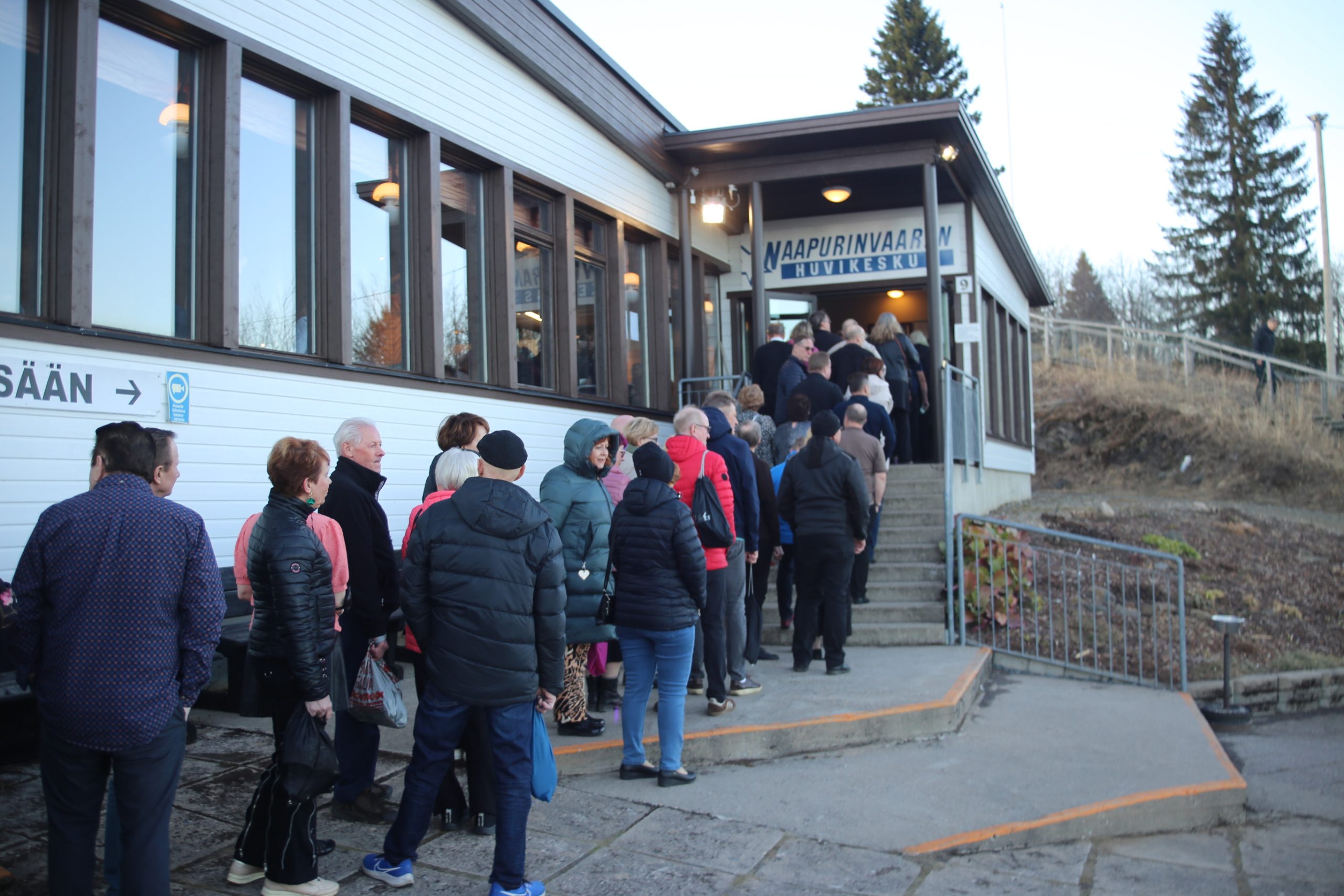 Ploki: Tanssilavan luona: Melkoiset kinkerit