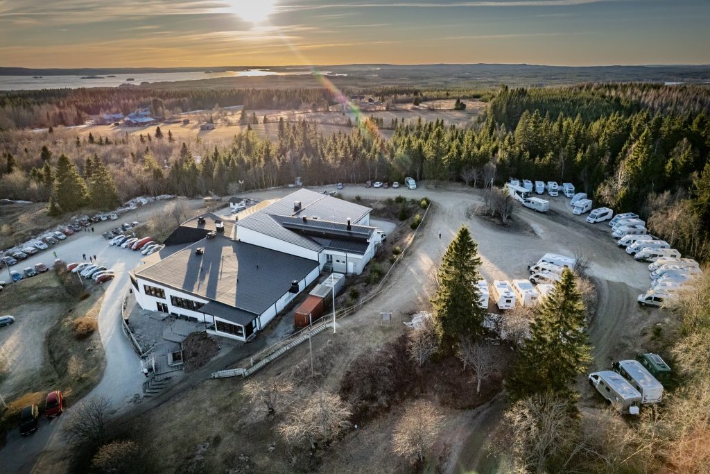 Kainuun tanssikarnevaalin ensinmäinen päivä pitkäperjantaina käynnissä Jarkko Ylisikkilän & Soiva orkesterin sekä Henri Jokisen & Desirén tahtiin