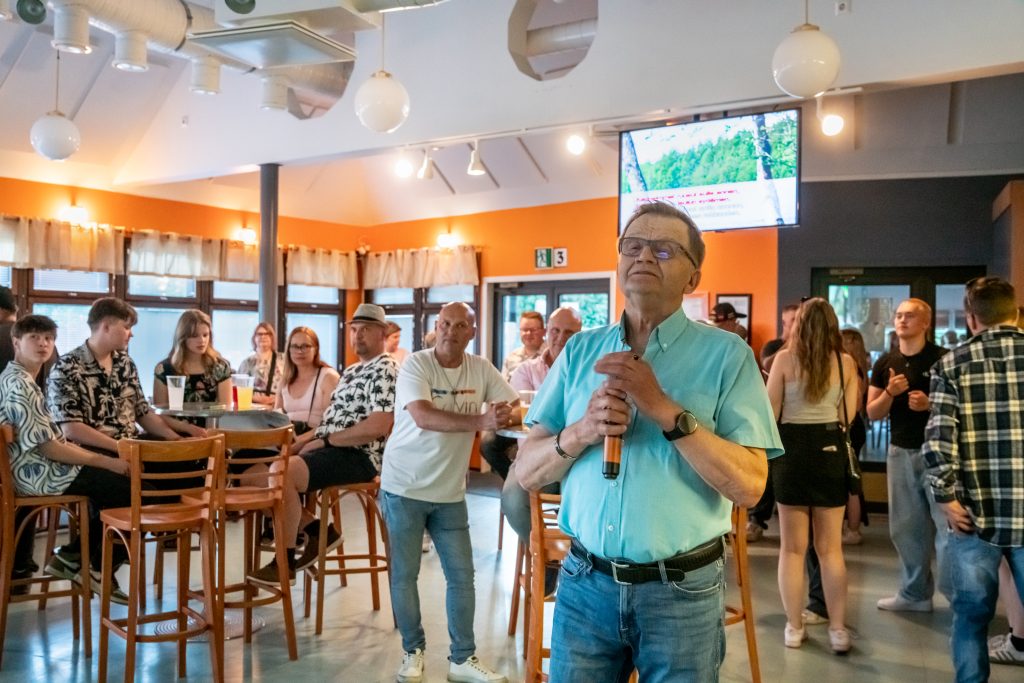 Lomakauden avaus tanssit Naapurinvaaran Huvikeskuksessa joista Yle teki juttua. Esiintymässä oli Kake Randelin sekä Tiuku Suomibros